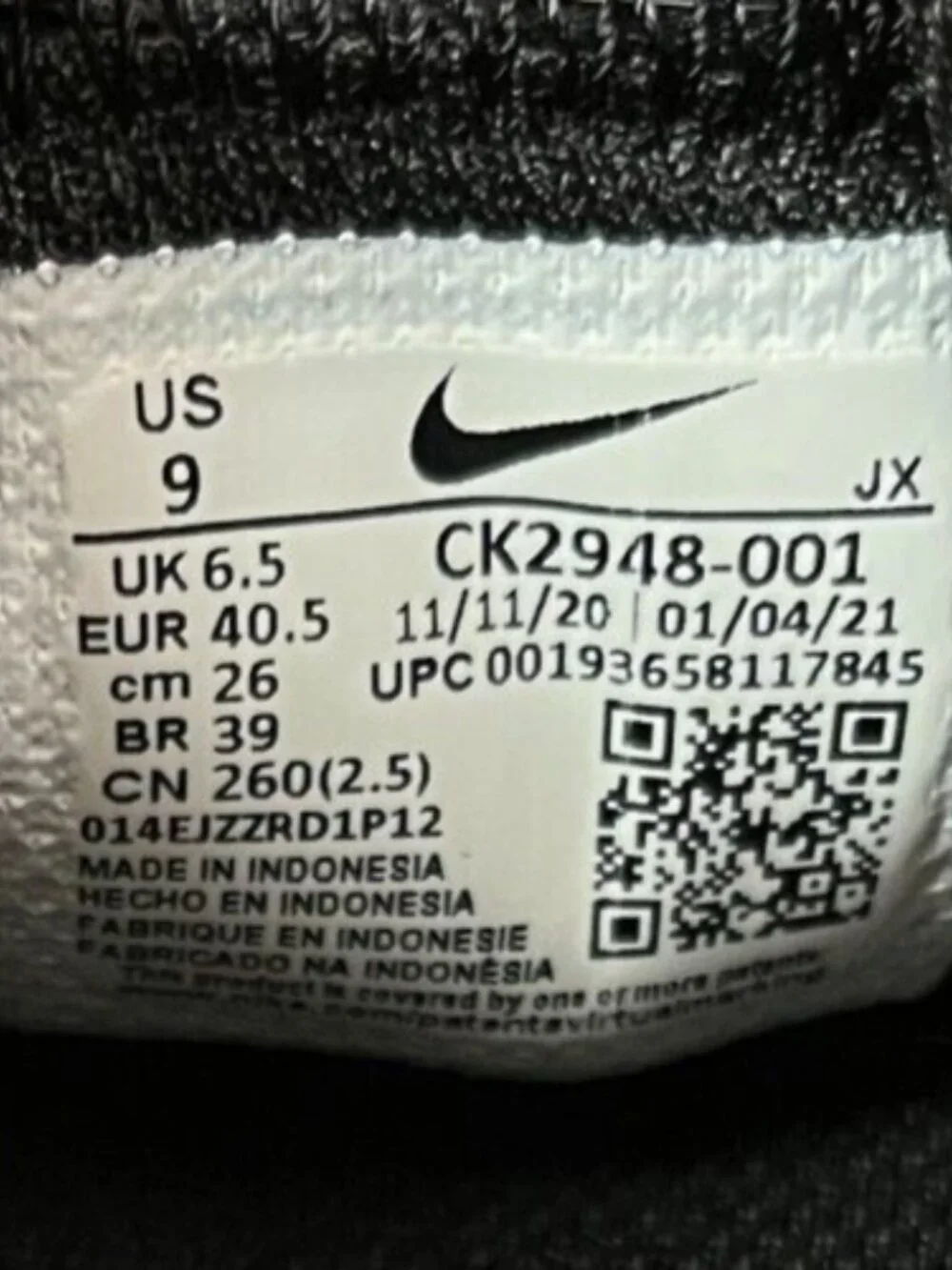 Nike Venture Runner Women Size 9 Black White Athletic Running Shoes Sneakers‎